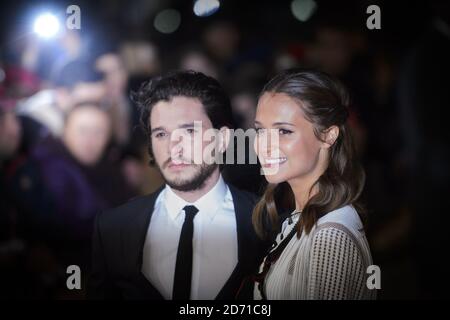 Alicia Vikander und Kit Harington bei der Premiere von Testament of Youth, im Empire Cinema am Leicester Square, London Stockfoto