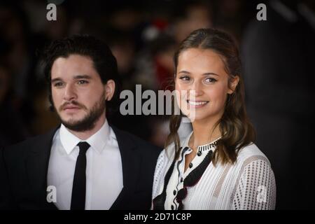 Alicia Vikander und Kit Harington bei der Premiere von Testament of Youth, im Empire Cinema am Leicester Square, London Stockfoto
