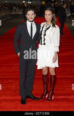 Alicia Vikander und Kit Harington bei der Premiere von Testament of Youth, im Empire Cinema am Leicester Square, London Stockfoto