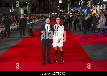 Alicia Vikander und Kit Harington bei der Premiere von Testament of Youth, im Empire Cinema am Leicester Square, London Stockfoto