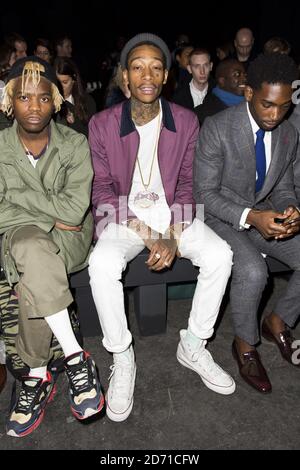 Wiz Khalifa nimmt an der MAN Fashion Show Teil, die im TOPMAN Show Space: The Old Sorting Office im Rahmen von London Collections Men 2015 stattfindet. [ANMERKUNG DER REDAKTION: Wiz Khalifa scheint im Haus zu rauchen] Stockfoto