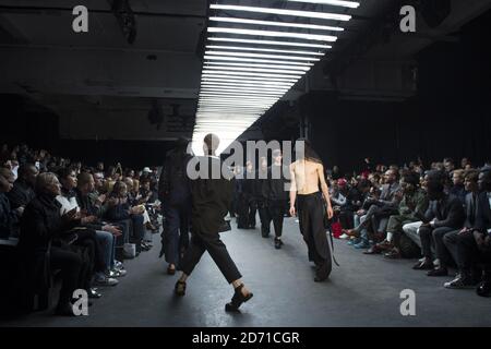 Models auf dem Laufsteg während der MAN Fashion Show, die im TOPMAN Show Space: The Old Sorting Office im Rahmen von London Collections Men 2015 stattfand. Stockfoto