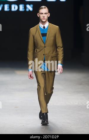 Ein Modell auf dem Laufsteg bei der Modeschau Tiger of Sweden, die im Old Sorting Office im Rahmen von London Collections Men 2015 stattfand. Stockfoto