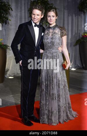 Eddie Redmayne und Hannah Bagshawe besuchen die After Show Party für die EE British Academy Film Awards im Grosvenor House Hotel im Zentrum von London. Stockfoto