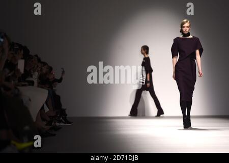 Models auf dem Laufsteg bei der Jean Pierre Braganza Fashion Show, die im Rahmen der London Fashion Week im BFC im Somerset House stattfand. Stockfoto