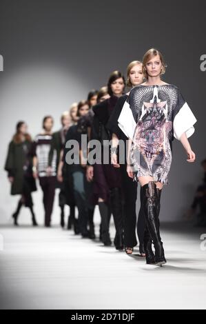 Models auf dem Laufsteg bei der Jean Pierre Braganza Fashion Show, die im Rahmen der London Fashion Week im BFC im Somerset House stattfand. Stockfoto