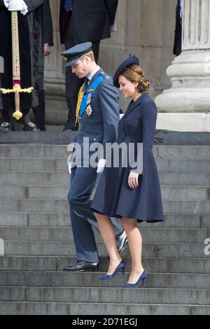 Der Herzog und die Herzogin von Cambridge nehmen an einem Gedenkgottesdienst zur Beendigung der Kampfhandlungen in Afghanistan in der St. Paul's Cathedral in London Teil. Stockfoto