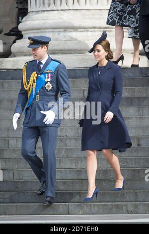 Der Herzog und die Herzogin von Cambridge nehmen an einem Gedenkgottesdienst zur Beendigung der Kampfhandlungen in Afghanistan in der St. Paul's Cathedral in London Teil. Stockfoto