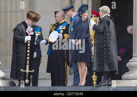 Der Graf und die Gräfin von Wessex, der Herzog von York und der Herzog und die Herzogin von Cambridge nahmen an einem Gedenkgottesdienst anlässlich des Endes der Kampfhandlungen in Afghanistan in der St. Paul's Cathedral in London Teil. Stockfoto