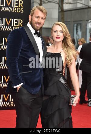 Chris Robshaw und Camilla Kerslake nehmen an den Olivier Awards 2015 Teil, die von MasterCard gesponsert werden und im Royal Opera House in Covent Garden, London, stattfinden Stockfoto