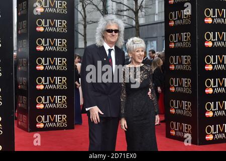 Brian May und Anita Dobson nehmen an den Olivier Awards 2015 Teil, gesponsert von MasterCard, die im Royal Opera House in Covent Garden, London, stattfinden Stockfoto