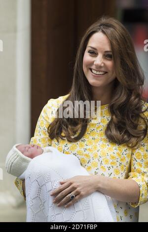 Catherine, Herzogin von Cambridge verlässt St Mary's Hospital, Paddington, in der City of Westminster, London, wo die Herzogin von Cambridge am 02./05/2015 um 8.34 Uhr ein Mädchen mit einem Gewicht von 8lbs 3oz gebar. Stockfoto