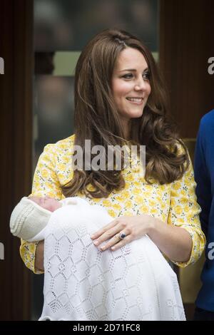 Catherine, Herzogin von Cambridge verlässt St Mary's Hospital, Paddington, in der City of Westminster, London, wo die Herzogin von Cambridge am 02./05/2015 um 8.34 Uhr ein Mädchen mit einem Gewicht von 8lbs 3oz gebar. Stockfoto