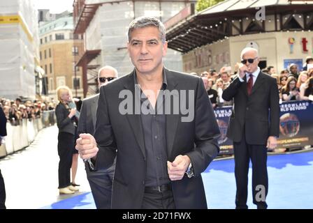 George Clooney bei der europäischen Premiere von Disneys "Tomorrowland A World Beyond" im Odeon Cinema Leicester Square, London (Pflichtangabe: Matt Crossick/ Empics Entertainment) Stockfoto