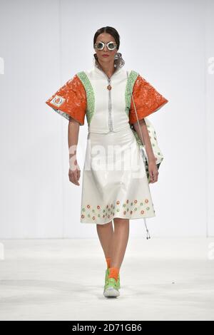 Ein Modell trägt ein Design von Beth Davies, während der Bath Spa University Show während der Graduate Fashion Week, die im Old Truman Bewery in der Brick Lane im Osten Londons stattfindet. Stockfoto
