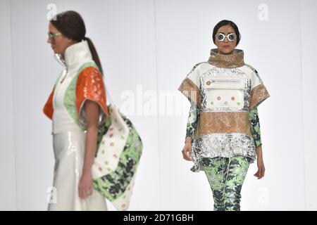 Ein Modell trägt ein Design von Beth Davies, während der Bath Spa University Show während der Graduate Fashion Week, die im Old Truman Bewery in der Brick Lane im Osten Londons stattfindet. Stockfoto