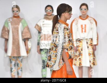 Ein Modell trägt ein Design von Beth Davies, während der Bath Spa University Show während der Graduate Fashion Week, die im Old Truman Bewery in der Brick Lane im Osten Londons stattfindet. Stockfoto