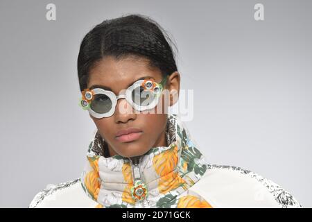 Ein Modell trägt ein Design von Beth Davies, während der Bath Spa University Show während der Graduate Fashion Week, die im Old Truman Bewery in der Brick Lane im Osten Londons stattfindet. Stockfoto