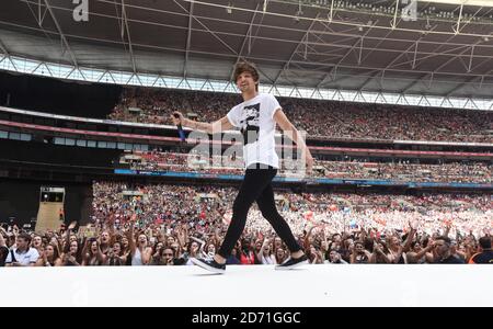 EXKLUSIVE Louis Tomlinson of One Direction tritt während des Summertime Ball von Capital FM im Wembley Stadium, London, auf der Bühne auf. Stockfoto