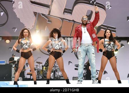 WÄHREND des Summertime Ball von Capital FM im Wembley Stadium, London, TRITT FLO Rida AUF der Bühne auf. Stockfoto