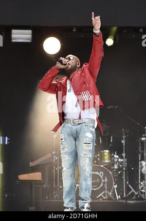 WÄHREND des Summertime Ball von Capital FM im Wembley Stadium, London, TRITT FLO Rida AUF der Bühne auf. Stockfoto