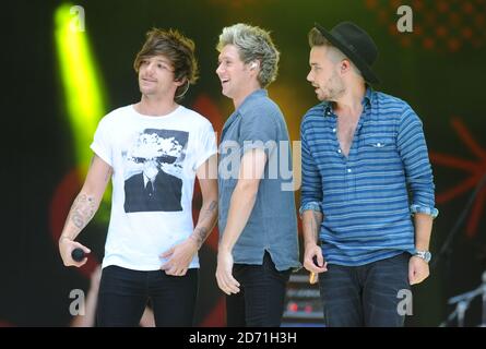 EXKLUSIV (von links nach rechts) Louis Tomlinson, Niall Horanund Liam Payne von One Direction auf der Bühne während Capital FM's Summertime Ball im Wembley Stadium, London. Stockfoto