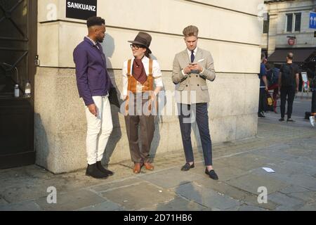 Gäste und Blogger mischen sich zwischen Modenschauen in Holborn, London, während der London Collections des British Fashion Council: Men. Stockfoto