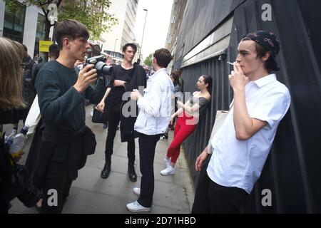 Ein Modell raucht zwischen Modenschauen in Holborn, London, während der London Collections des British Fashion Council: Men. Stockfoto