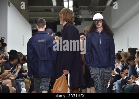 Models auf dem Laufsteg während der Agi und Sam Modenschau, die im Victoria House während der London Collections des British Fashion Council: Men stattfand. Stockfoto