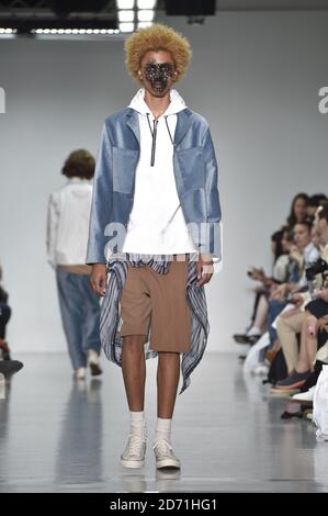 Models auf dem Laufsteg während der Agi und Sam Modenschau, die im Victoria House während der London Collections des British Fashion Council: Men stattfand. Stockfoto