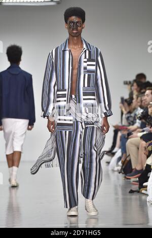 Models auf dem Laufsteg während der Agi und Sam Modenschau, die im Victoria House während der London Collections des British Fashion Council: Men stattfand. Stockfoto