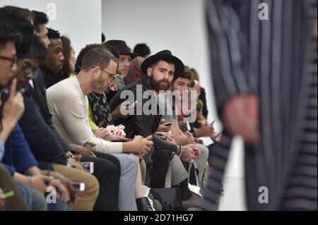 Models auf dem Laufsteg während der Agi und Sam Modenschau, die im Victoria House während der London Collections des British Fashion Council: Men stattfand. Stockfoto