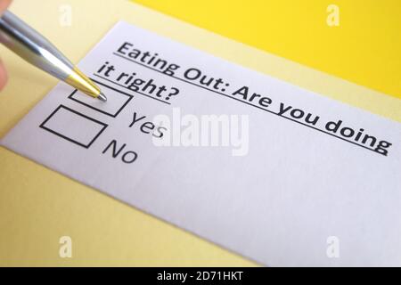 Eine Person beantwortet Fragen zum Essen aus. Stockfoto