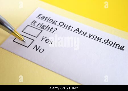 Eine Person beantwortet Fragen zum Essen aus. Stockfoto