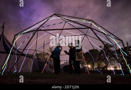 Festivalbesucher in der Green Fields Area beim Glastonbury Festival auf der Worthy Farm in Somerset. Stockfoto