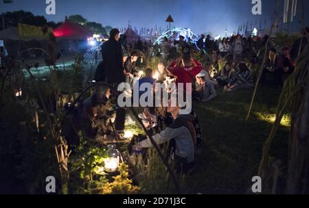 Festivalbesucher in der Green Fields Area beim Glastonbury Festival auf der Worthy Farm in Somerset. Stockfoto