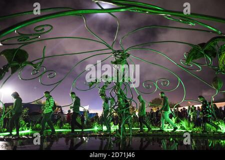 Festivalbesucher in der Green Fields Area beim Glastonbury Festival auf der Worthy Farm in Somerset. Stockfoto