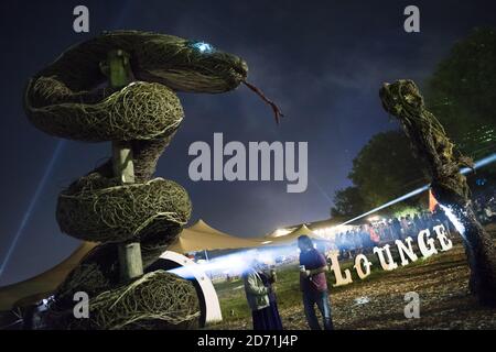 Nächtliche Atmosphäre beim Glastonbury Festival auf der Worthy Farm in Somerset. Stockfoto