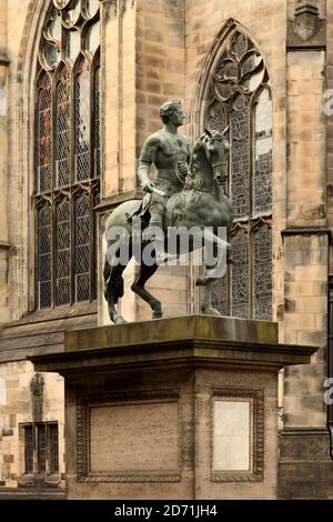 Statue von Charles II. Vor der St. Giles Kathedrale oder dem High Kirk von Edinburgh, Schottland. Stockfoto