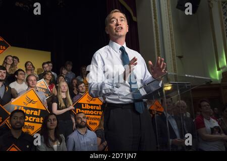 Tim Farron spricht in der Islington Assembly Hall, London, nachdem er zum Vorsitzenden der Liberaldemokratischen Partei gewählt wurde. Der ehemalige Parteipräsident schlug den Gegner Norman Lamb bei einer Wahlbeteiligung von 56% um 56.5% bis 43.5%, um Nick Clegg zu ersetzen. Stockfoto