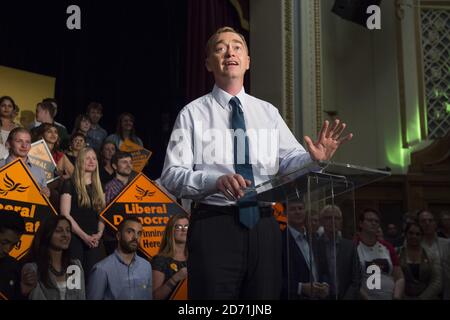 Tim Farron spricht in der Islington Assembly Hall, London, nachdem er zum Vorsitzenden der Liberaldemokratischen Partei gewählt wurde. Der ehemalige Parteipräsident schlug den Gegner Norman Lamb bei einer Wahlbeteiligung von 56% um 56.5% bis 43.5%, um Nick Clegg zu ersetzen. Stockfoto