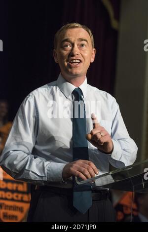 Tim Farron spricht in der Islington Assembly Hall, London, nachdem er zum Vorsitzenden der Liberaldemokratischen Partei gewählt wurde. Der ehemalige Parteipräsident schlug den Gegner Norman Lamb bei einer Wahlbeteiligung von 56% um 56.5% bis 43.5%, um Nick Clegg zu ersetzen. Stockfoto