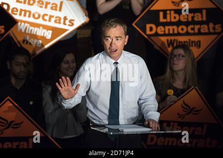 Tim Farron spricht in der Islington Assembly Hall, London, nachdem er zum Vorsitzenden der Liberaldemokratischen Partei gewählt wurde. Der ehemalige Parteipräsident schlug den Gegner Norman Lamb bei einer Wahlbeteiligung von 56% um 56.5% bis 43.5%, um Nick Clegg zu ersetzen. Stockfoto