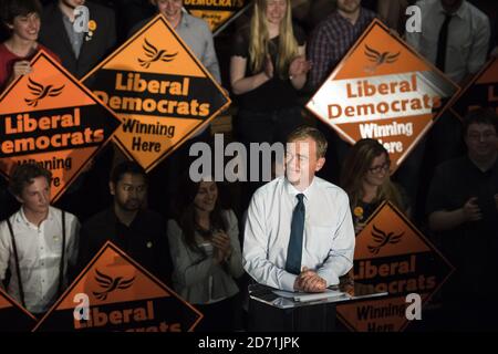 Tim Farron spricht in der Islington Assembly Hall, London, nachdem er zum Vorsitzenden der Liberaldemokratischen Partei gewählt wurde. Der ehemalige Parteipräsident schlug den Gegner Norman Lamb bei einer Wahlbeteiligung von 56% um 56.5% bis 43.5%, um Nick Clegg zu ersetzen. Stockfoto