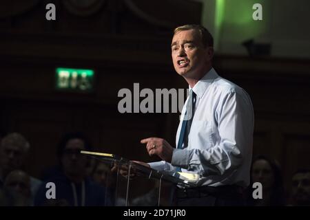 Tim Farron spricht in der Islington Assembly Hall, London, nachdem er zum Vorsitzenden der Liberaldemokratischen Partei gewählt wurde. Der ehemalige Parteipräsident schlug den Gegner Norman Lamb bei einer Wahlbeteiligung von 56% um 56.5% bis 43.5%, um Nick Clegg zu ersetzen. Stockfoto