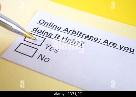 Eine Person beantwortet Fragen zur Online-Arbitrage. Stockfoto