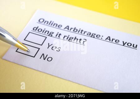 Eine Person beantwortet Fragen zur Online-Arbitrage. Stockfoto