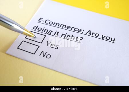 Eine Person beantwortet Fragen zum Thema E-Commerce. Stockfoto