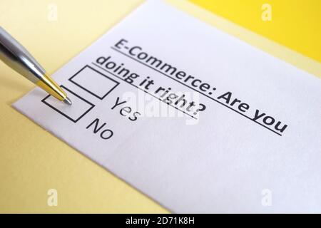 Eine Person beantwortet Fragen zum Thema E-Commerce. Stockfoto