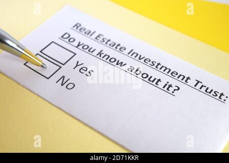 Eine Person beantwortet Frage über Immobilien-Investment-Vertrauen. Stockfoto